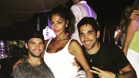 Никол поседна в скута на Гришо