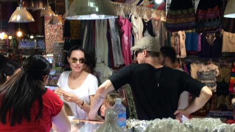 Брад и Анджелина отидоха на шопинг в Камбоджа