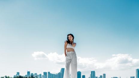 Секси Адриана Лима – на показ, докато природата е зад нея!