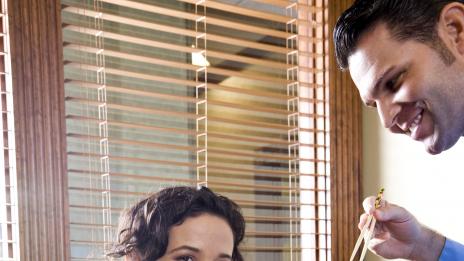 Как да се справите с любимата колежка на мъжа си