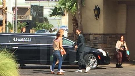 Шая Лебьоф се ожени като Елвис Пресли (ВИДЕО)