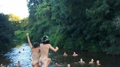 Чар или бедствие: Рокерски син се ожени гол