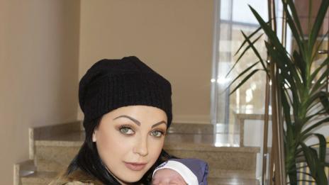 Емануела показа за първи път новороденото си бебе