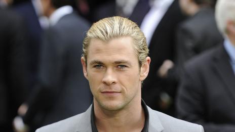 Крис Хемсуърт чака извинение от колежката си Кристен Стюарт