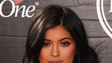 Кайли Дженър получава пари, за да празнува рождения си ден