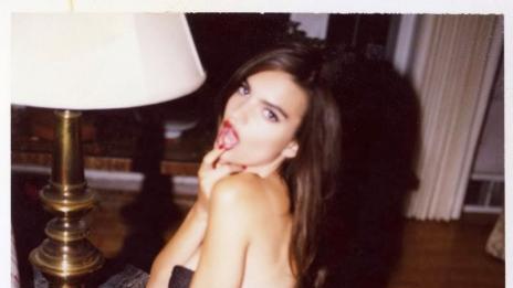 Гола и обидена: Ратайковски се разсърди на фотограф (Снимки 16+)