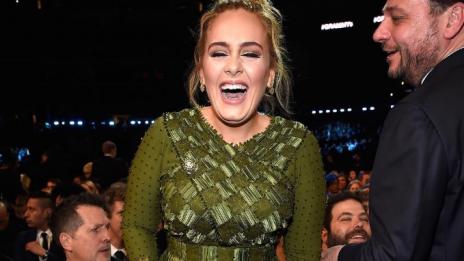 Адел кипна: Дреме ми какво мислите за роклята ми на Грами!