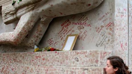 Гробницата на Оскар Уайлд в Париж е покрита с целувки