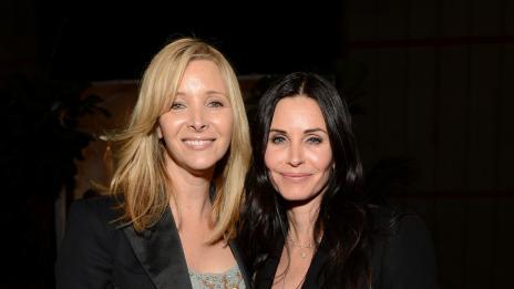 Лиса Кудроу и Кортни Кокс все още са добри приятелки