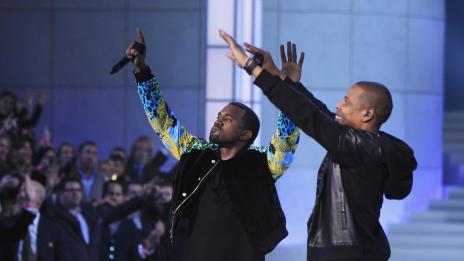 Кание Уест снабдил с  билети служители на хотел