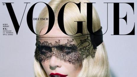 И Клаудия минава към дизайнерите