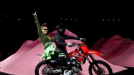 Риана като рокерка на Седмицата на модата в Ню Йорк