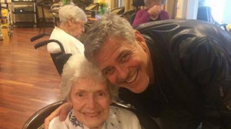 Клуни изненада своя 87-годишна фенка