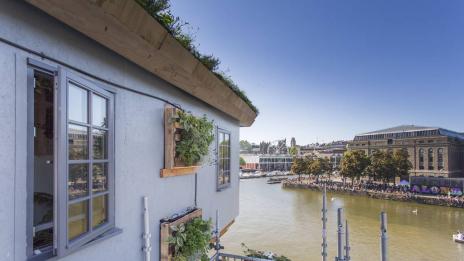 Къщичка на дърво, но върху кран