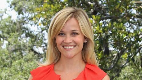 Рийз Уидърспуун блъсната от кола. Добре е