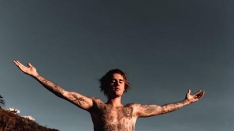 Джъстин Бийбър свободен, завъртя главата на блондинка