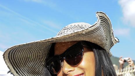 Никол Шерцингер пристана на Васил Божков... с микрофон