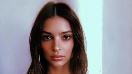 Емили Ратайковски – мъжът й кръшка, тя сваля дрехи