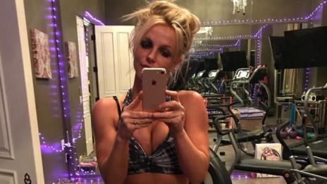 23-годишното гадже на Бритни й купи нови гърди