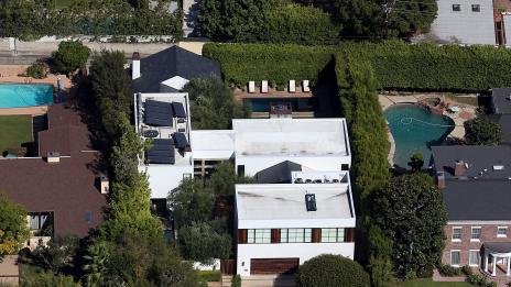 В дома на Джейсън Стейтъм и Роузи Хънтингтън-Уайтли