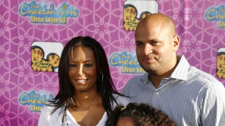 Съпругът на Мел Би отрича да ѝ е посягал