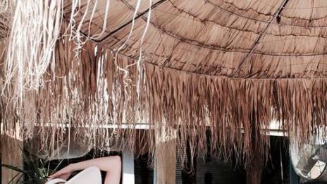 Антония Петрова показва прелести по бански