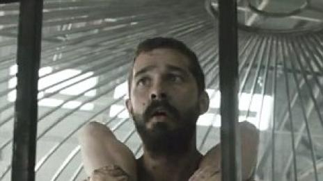 Шая Лебьоф танцува почти гол по бельо (ВИДЕО)