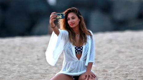 Плажна еротика с Никол Шерцингер