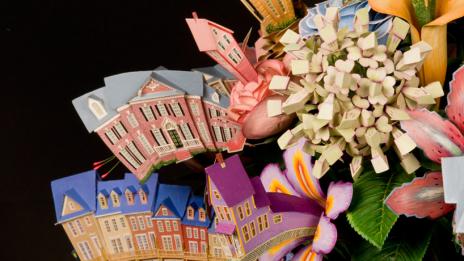 Къща върху цвете