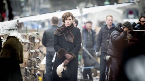 Еди Редмейн се облече като жена