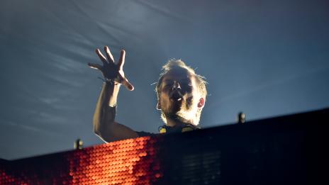 DJ Avicii се е самоубил с парчета стъкло