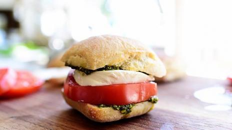 Хапки с домашно песто, моцарела и домати