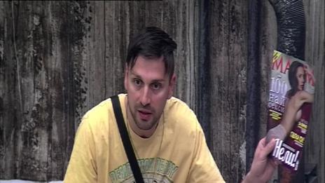 Александър Сано не знае, че жена му се снима гола