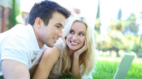 Facebook вече не вреди, а помага на връзката