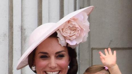 Принцеса Шарлот направи дебюта си на балкона на Бъкингам