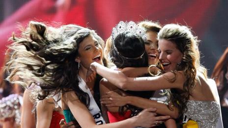 Опа! Мис Колумбия си забрави гащичките (снимка)