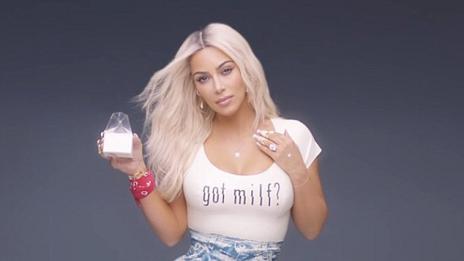 Ким лъсна с орязана талия, оплюха я