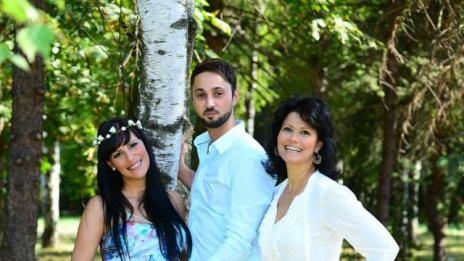 Камелия Воче показа бременната си дъщеря