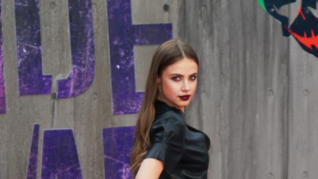 Рускинята Ксения Чуми показа дупе на червения килим