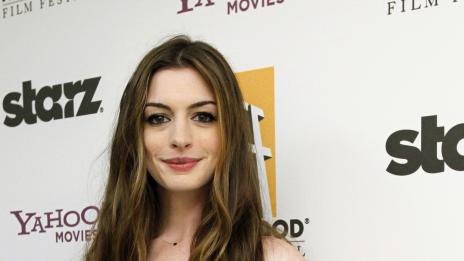 Ан Хатауей лекува любовната мъка с хумор