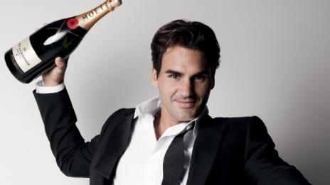 Шампанското на победителите вече се представя от истински тенис ас