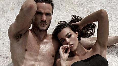 Бившият на Кели Брук изкушава с плочки и перфектен тен