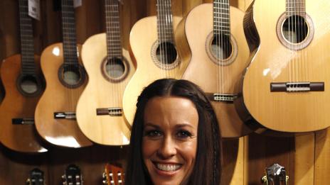 Аланис Морисет съди прислужницата си заради куче