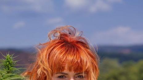 Всяка жена обича цветя, а Рут – трева