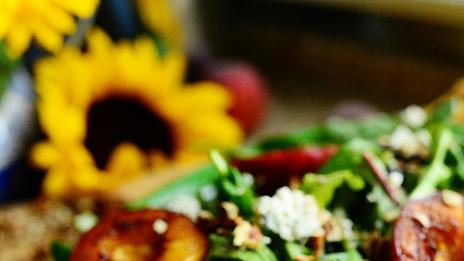 Салата с праскови, орехи и синьо сирене