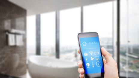 Защо не трябва да носите телефона си в тоалетната