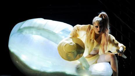 Отново тя. Лейди Гага ще спи в яйце