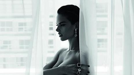 Алесандра Амброзио рекламира бижута – бременна и чисто гола