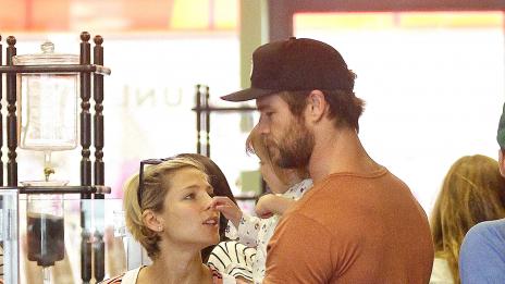 Жената на Крис Хемсуърт показа супер фигура дни след раждането