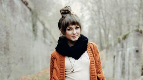 Градски стил: топла прежда върху ефирната рокля